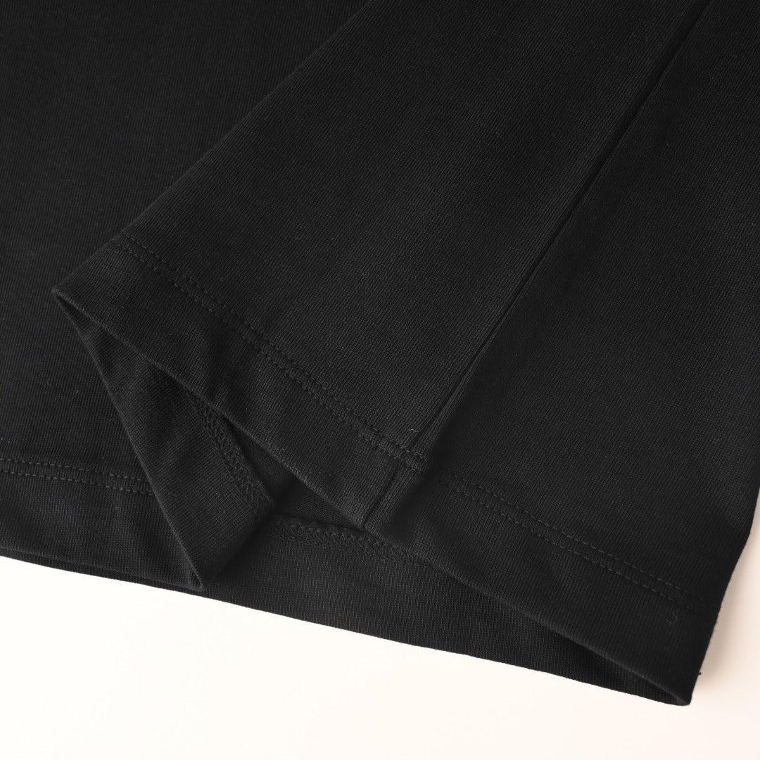 Black Versace T-shirt bottom hem with double-stitched edge