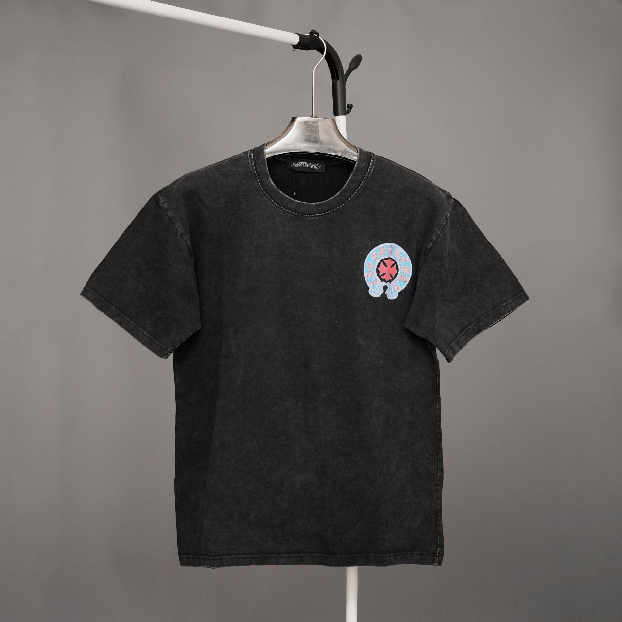 Short-sleeve T-shirt with dark fabric and small chest logo graphic