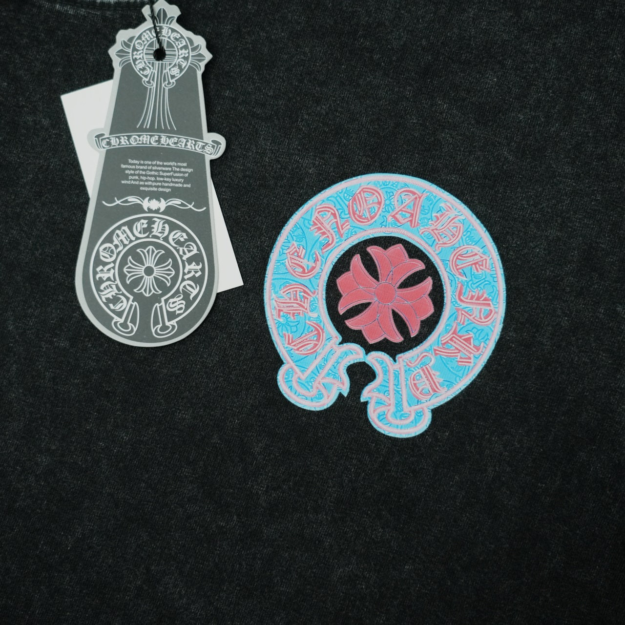 Short-sleeve T-shirt with large round logo patch print and care tag