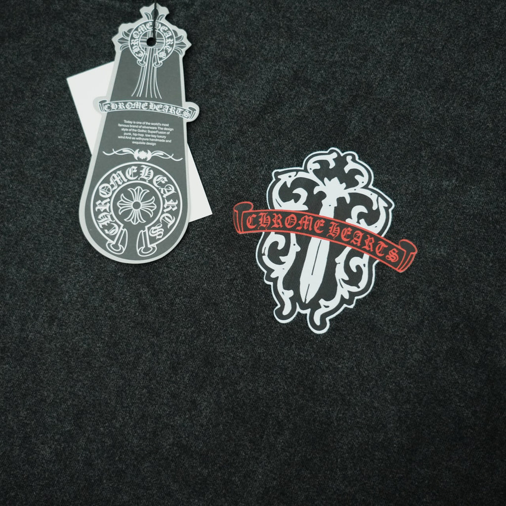 Black short-sleeve T-shirt chest graphics, white emblem and red-accent emblem