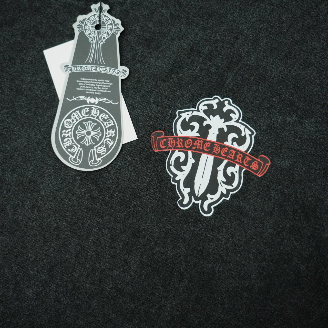 Black short-sleeve T-shirt chest graphics, white emblem and red-accent emblem