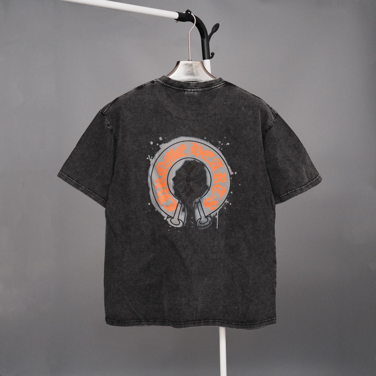 Back graphic short-sleeve T-shirt in dark gray with large round orange emblem