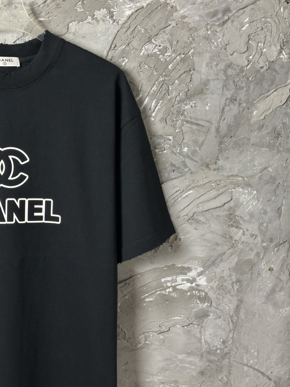 Black short-sleeve T-shirt with sleeve and side hem detail