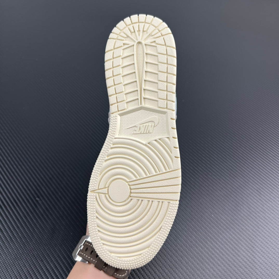Air Jordan 1 Low rubber outsole, light cream tread pattern and traction lines.