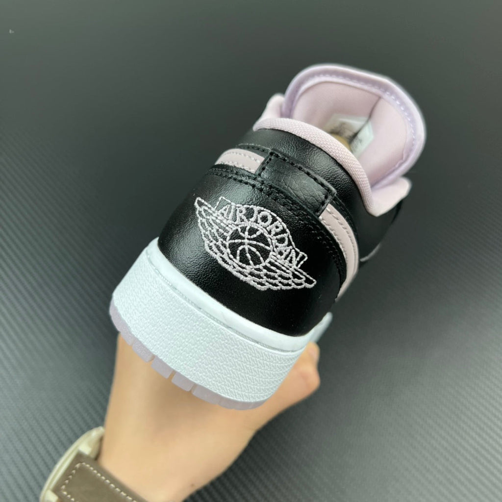 Air Jordan 1 Low sneakers heel, black leather with Air Jordan logo and pink lining