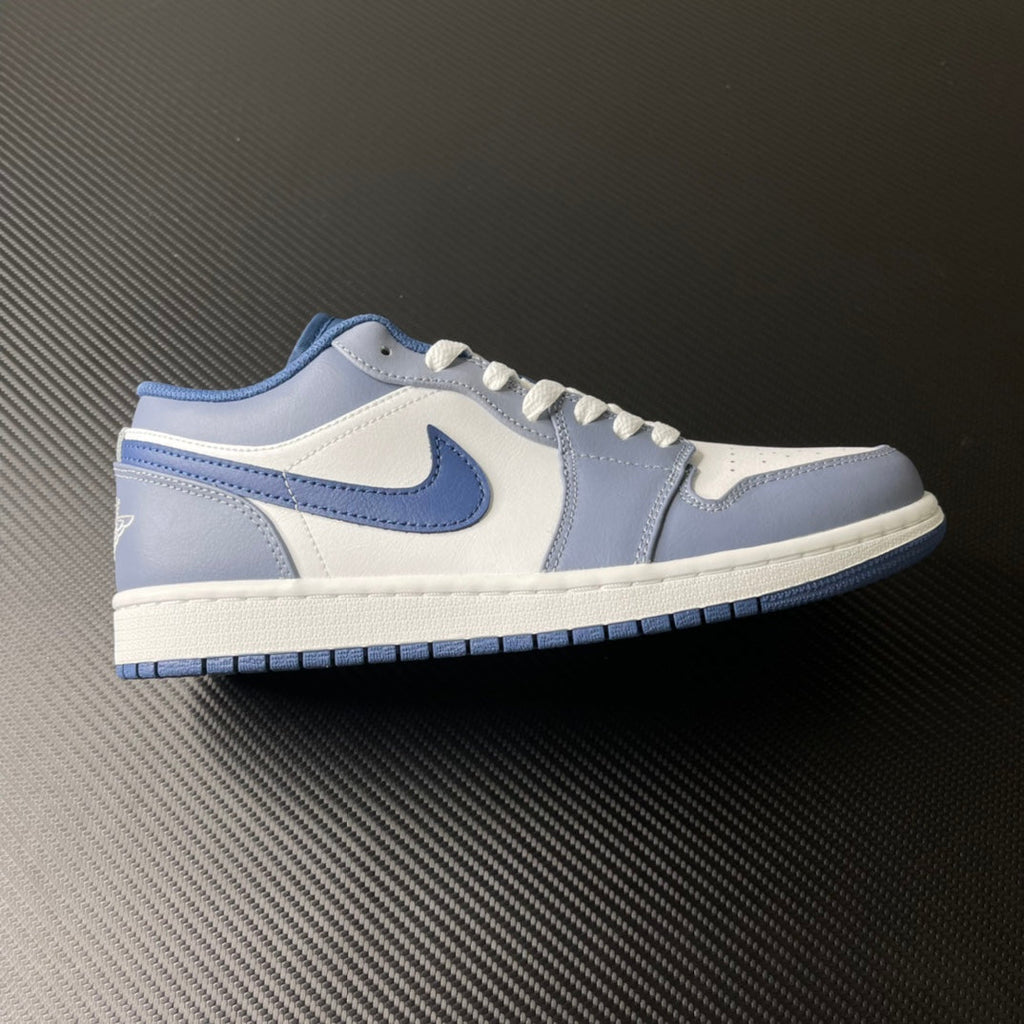 Low-top sneakers in white and light blue with lace-up closure and blue swoosh