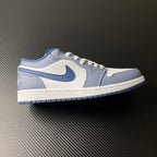 Low-top sneakers in white and light blue with lace-up closure and blue swoosh