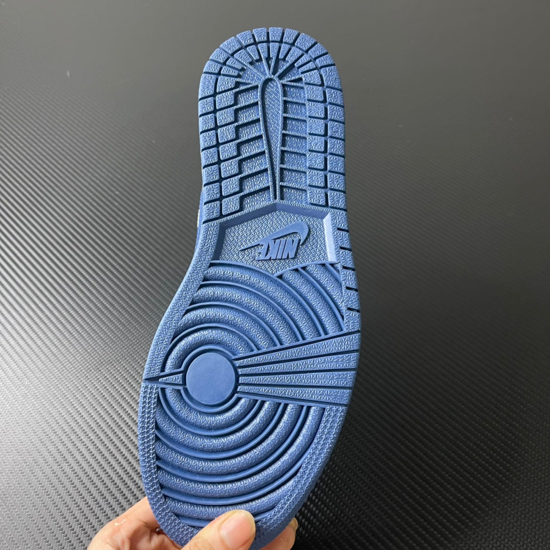 Low-top sneakers outsole with textured tread and light blue rubber bottom