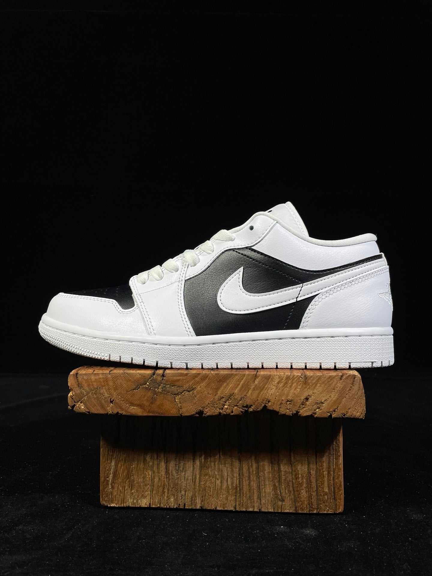 Air Jordan 1 Low sneakers with white leather and black side overlays