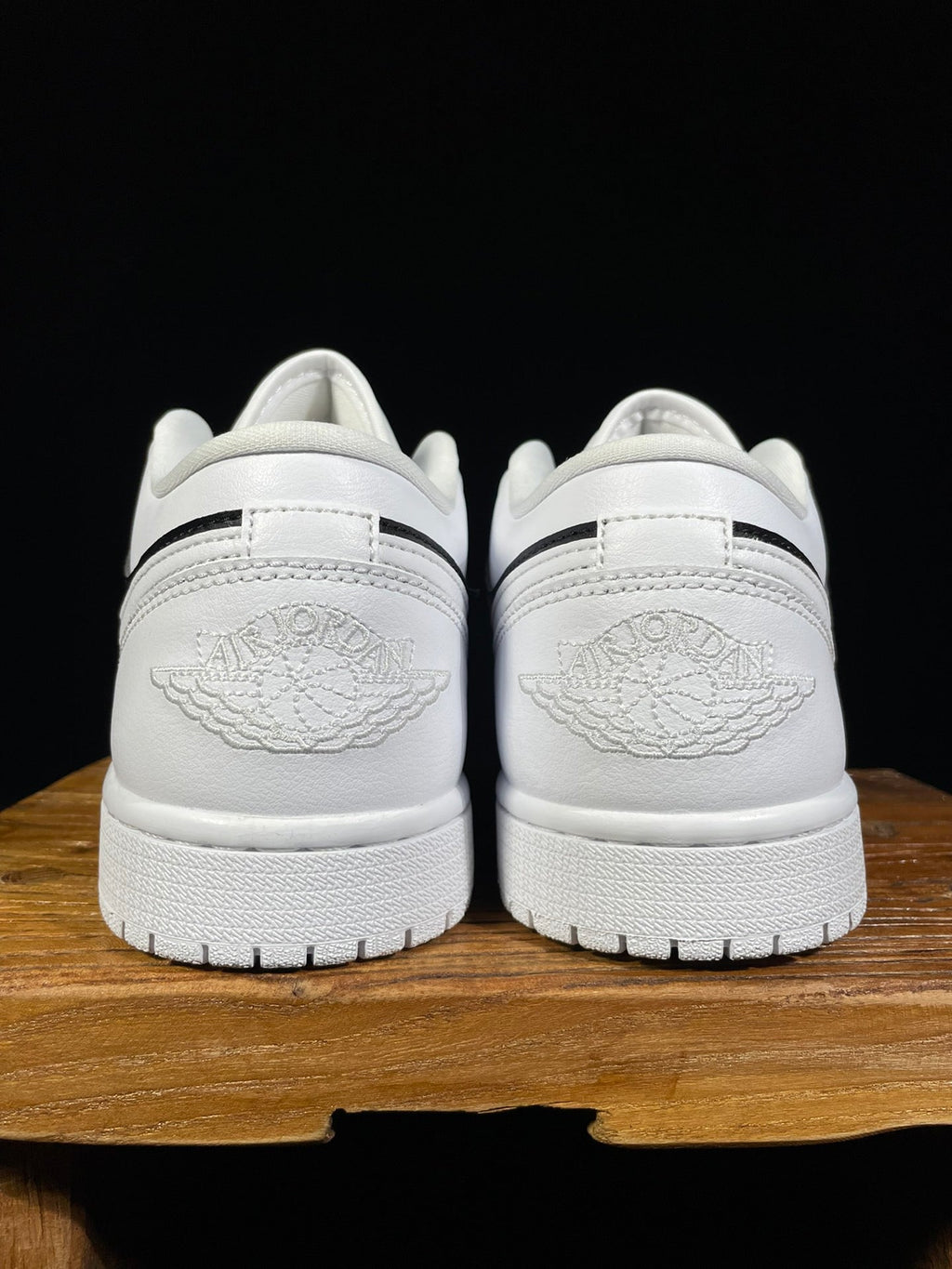 Air Jordan 1 Low sneakers with white leather heels and rear Jordan emblem