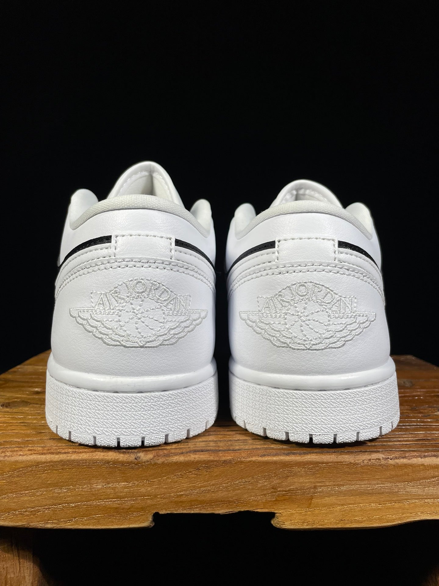 Air Jordan 1 Low sneakers with white leather heels and rear Jordan emblem