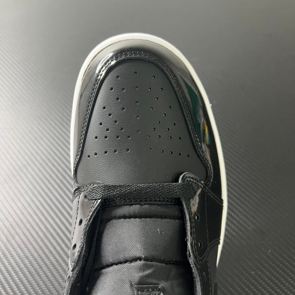 Mid-top sneakers toe box, black leather with perforations and black lace strap