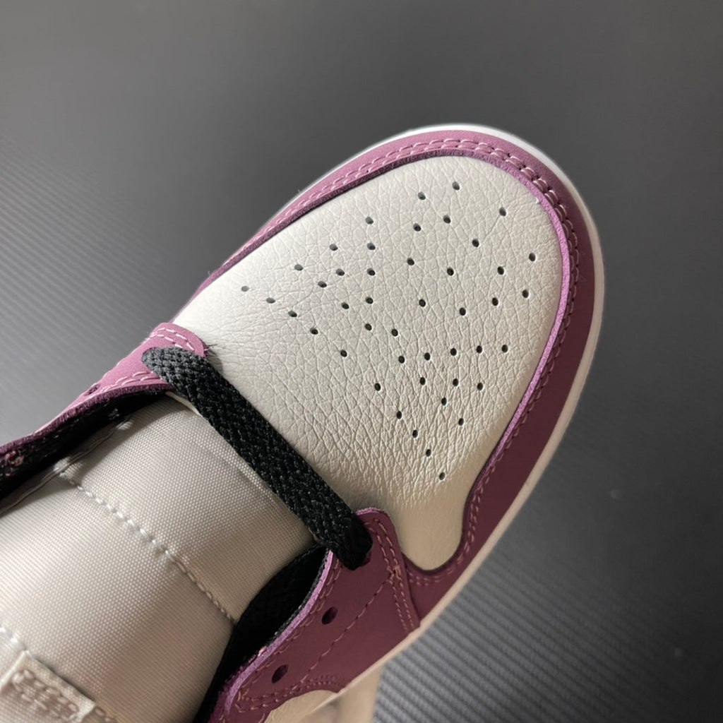 Mid-top sneakers toe area with perforations and berry pink laces eyelets