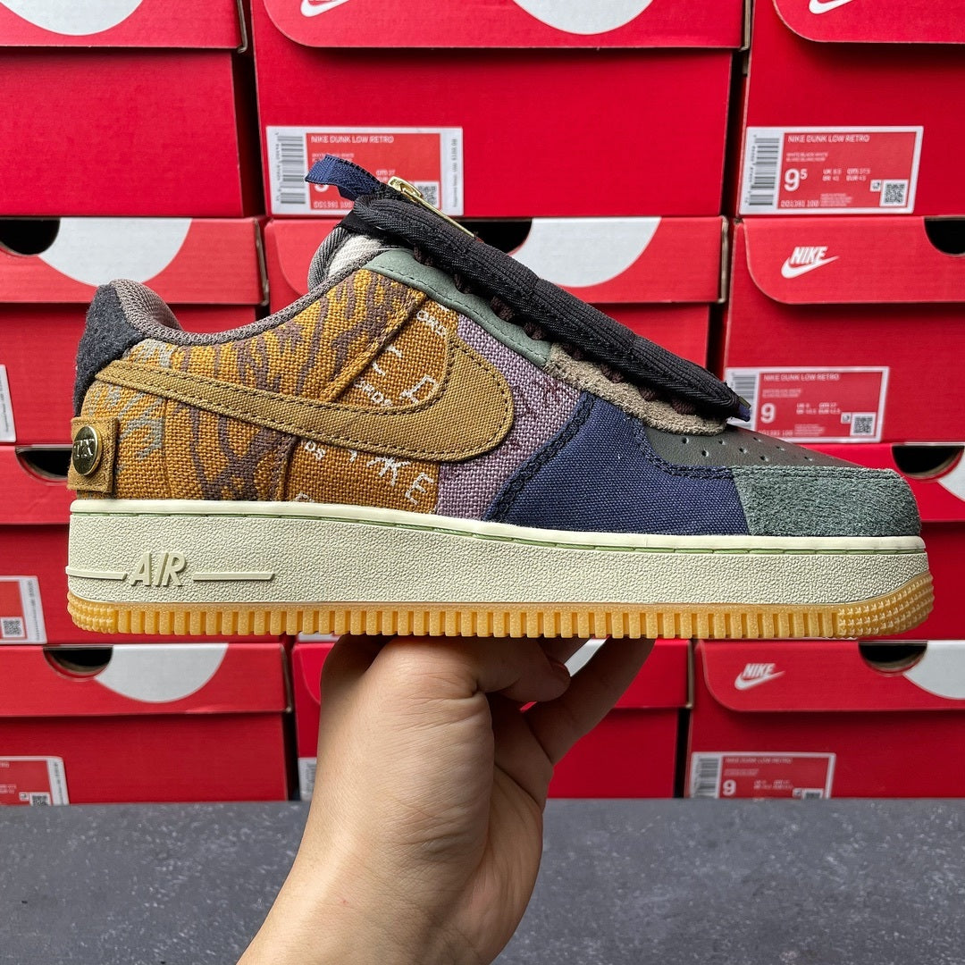 Multicolor low-top sneaker with yellow patch, navy panels, and textured laces