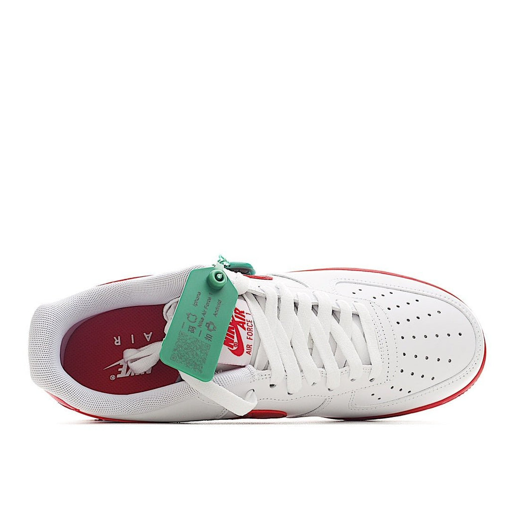Low-top sneaker, white laces with green tag and maroon insole detail