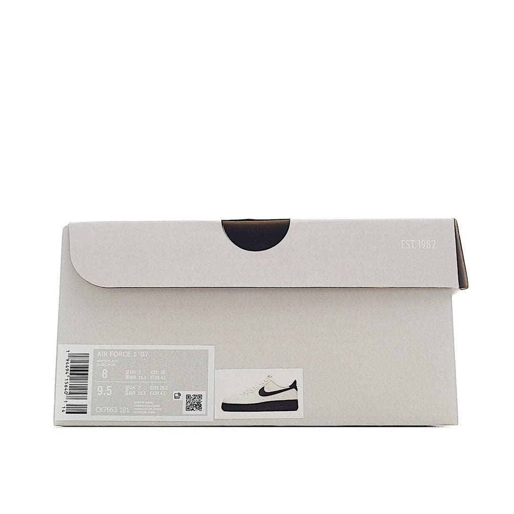 Sneaker box, light gray with Nike logo and barcode size label.