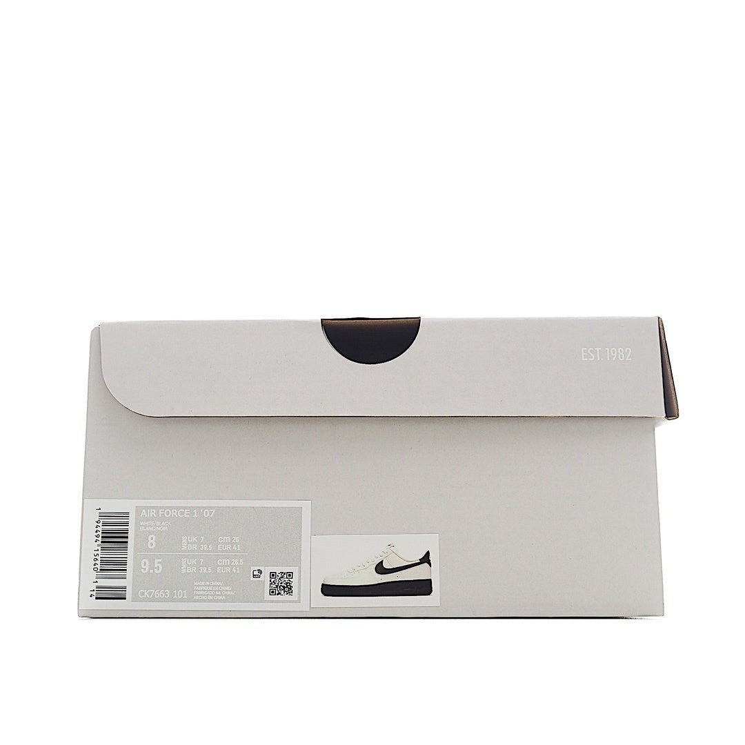 Sneaker box, light gray with Nike logo and barcode size label.