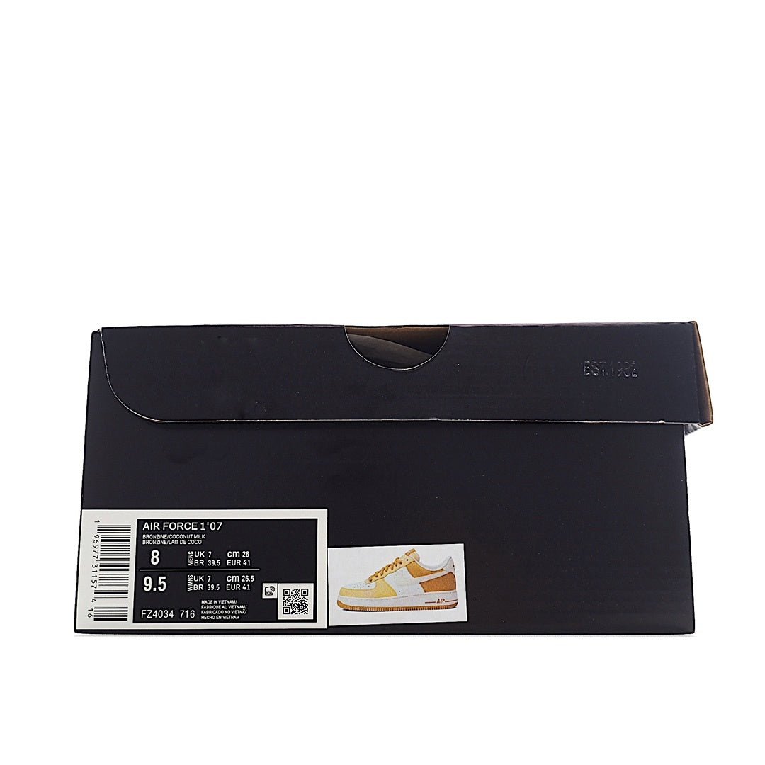 Sneaker shoebox in black with size label and product info card