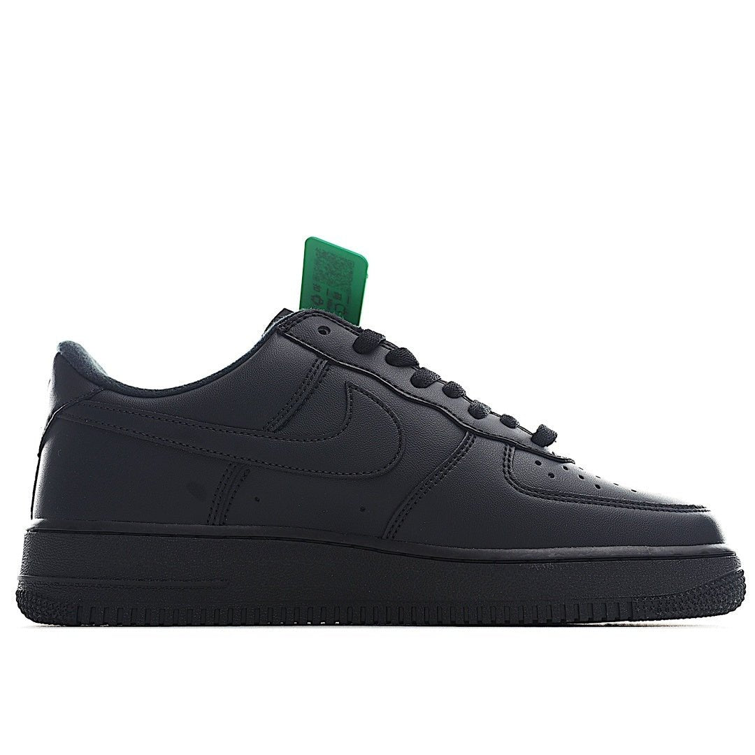 Nike Air Force 1 Low black sneaker, laces and perforated toe