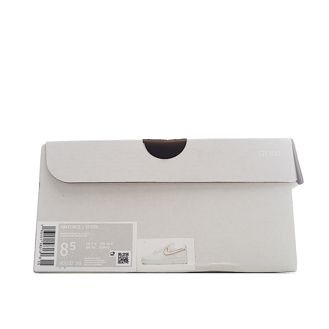 Nike shoebox with barcode label and “EST 1978” mark on the lid.