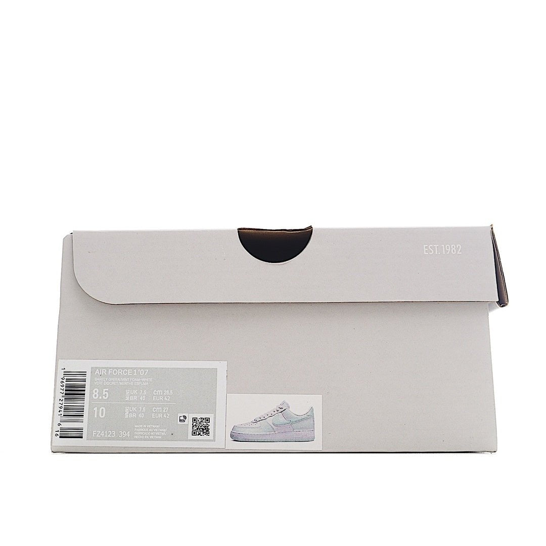Shoe box, light gray/white with shipping label and product photo on sticker