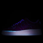 Low-top sneakers in dark blue with lace-up front and light gray sole with Nike mark