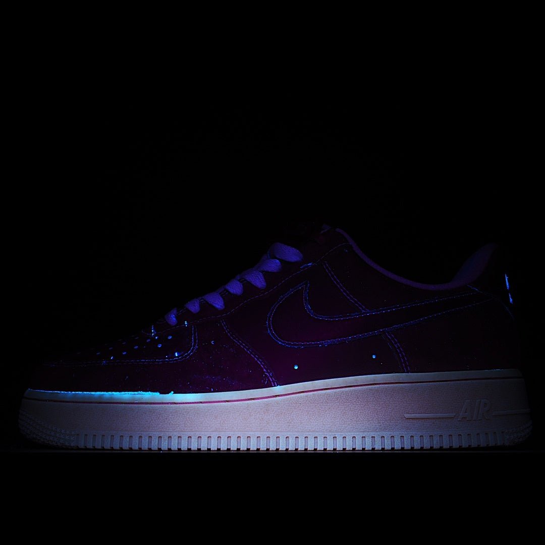 Low-top sneakers in dark blue with lace-up front and light gray sole with Nike mark