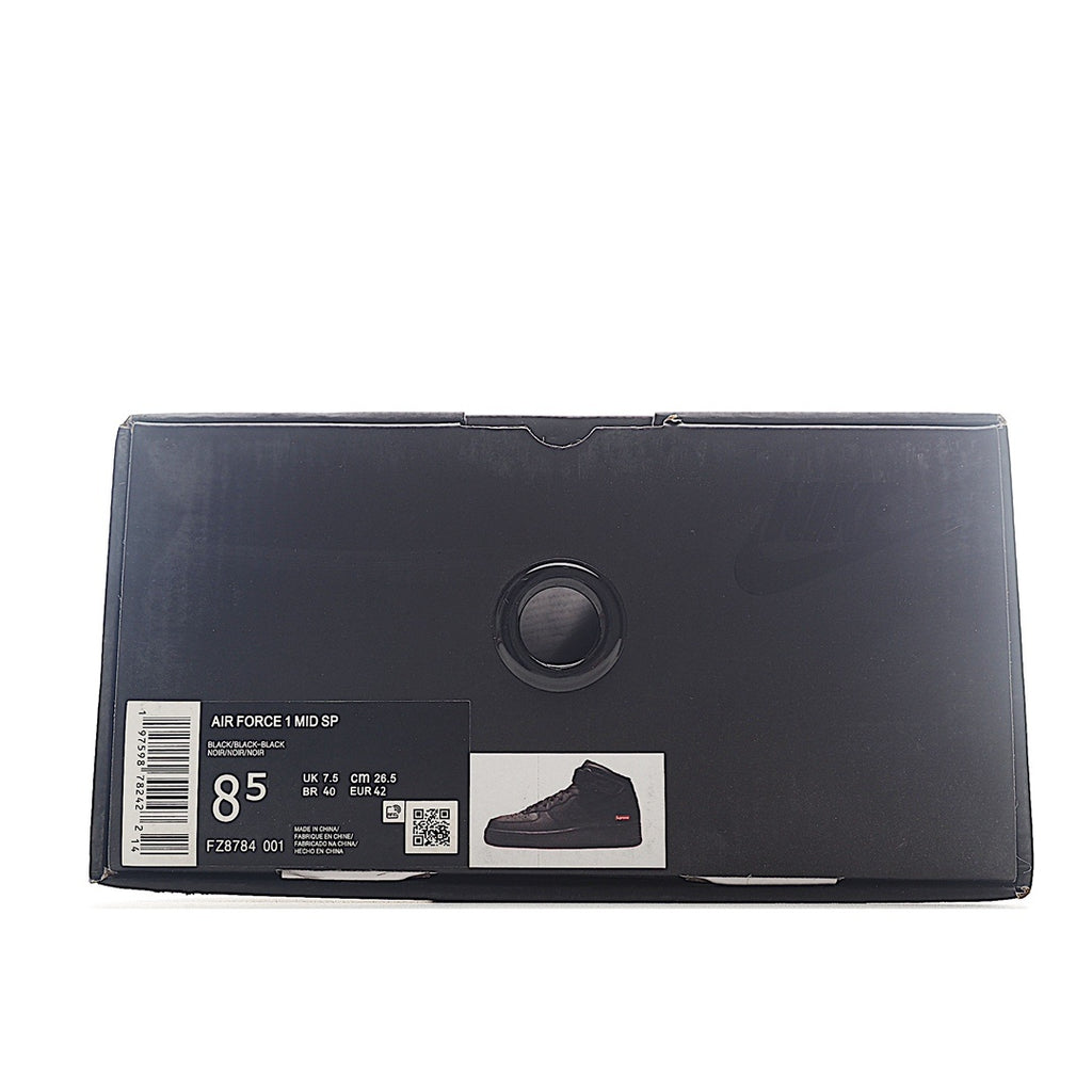 Shoebox side in dark gray with size label “8.5” and product barcode