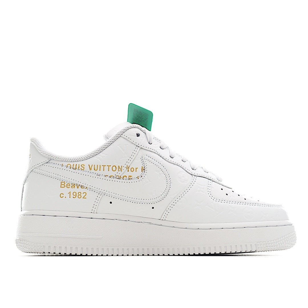 White Air Force 1 sneakers heel with decorative text patch and mint green tag