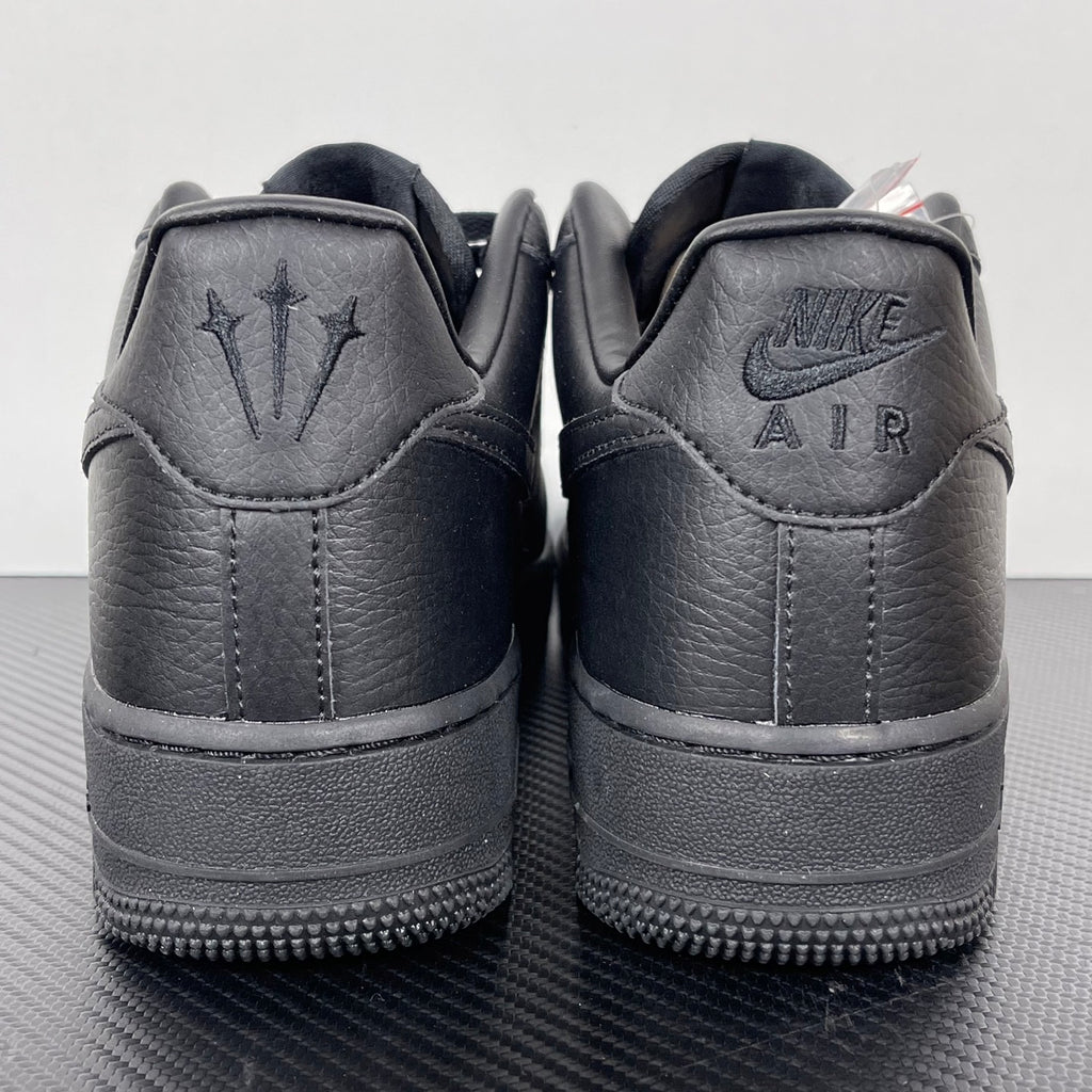 Air Force 1 sneakers heel view in dark gray, printed heel branding and textured rubber sole
